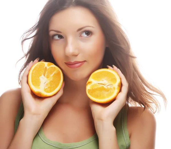 Femme avec des oranges dans ses mains — Photo