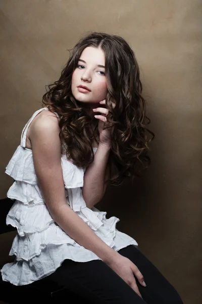 Mujer joven con vestido blanco — Foto de Stock