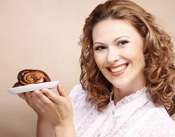 Lachende Frau mit Kuchen — Stockfoto
