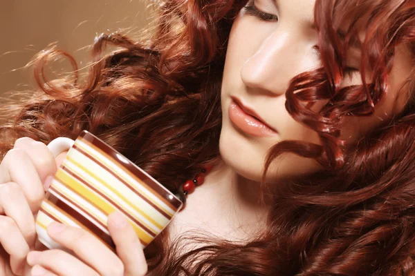 Młode ładne kobiety picia kawy — Zdjęcie stockowe