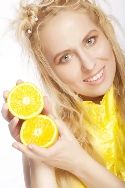 Retrato em mulher jovem e saudável com laranja — Fotografia de Stock