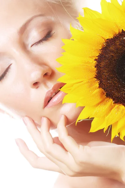 Mujer feliz con girasol —  Fotos de Stock