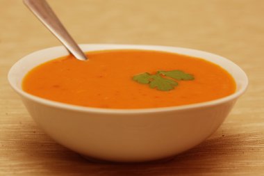 Beyaz kasede kabak çorbası