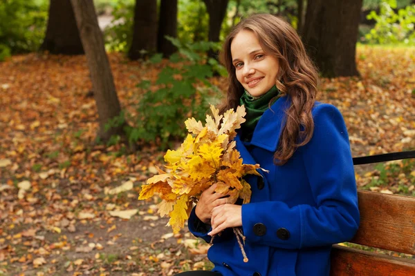 Sonbahar yaprakları olan zarif bir kadın. — Stok fotoğraf