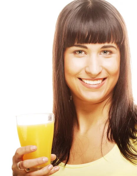 Mulher segurando laranja e suco — Fotografia de Stock