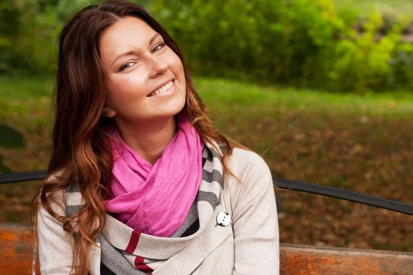 Retrato de hermosa mujer sonriente encantadora —  Fotos de Stock