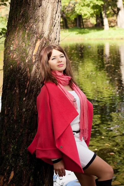 Junge lächelnde Frau im Herbstpark — Stockfoto