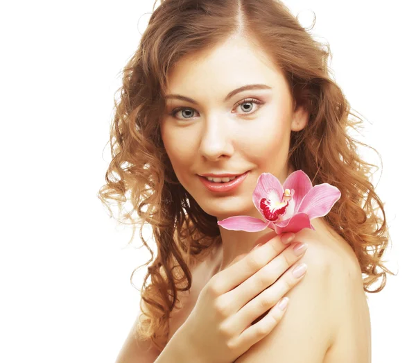Mulher bonita com orquídea rosa — Fotografia de Stock