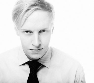 Beyaz arka plan üzerinde duran işadamı