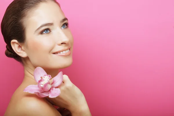 Mujer feliz con flor de orquídea — Foto de Stock