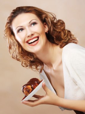 Kadın pasta ile gülüyor