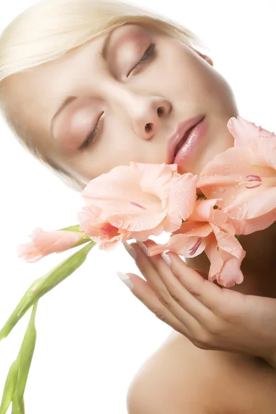 Mujer con flores de gladiolo en las manos — Foto de Stock