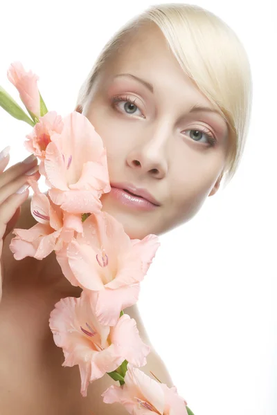 Hermosa mujer con flor rosa — Foto de Stock