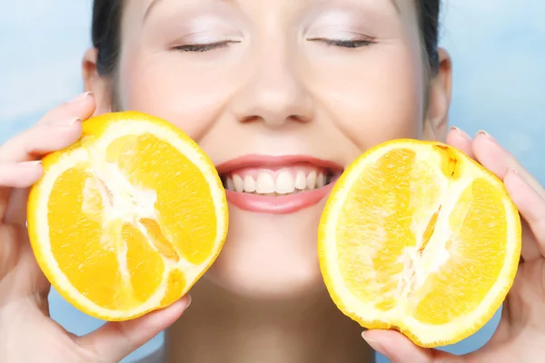 Frau mit Orangen in den Händen — Stockfoto