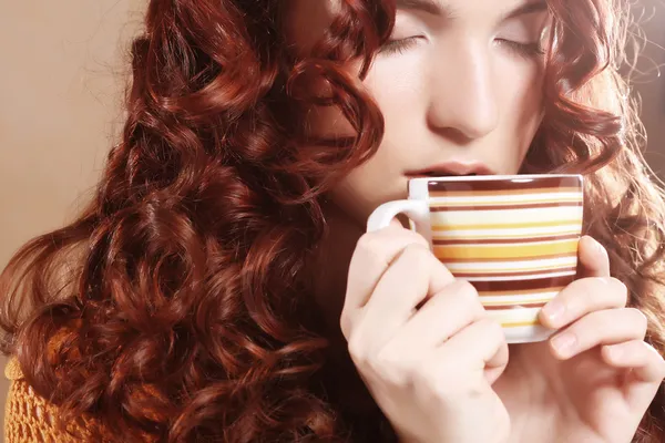 Young pretty woman drinking coffee — Stock Photo, Image