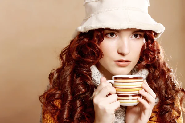 Young pretty woman drinking coffee — Stock Photo, Image