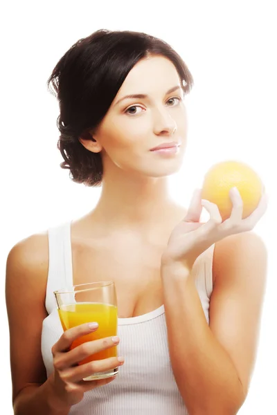 Mulher segurando laranja e suco — Fotografia de Stock