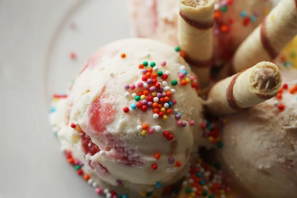 Strawberry ice cream with mango — Stock Photo, Image