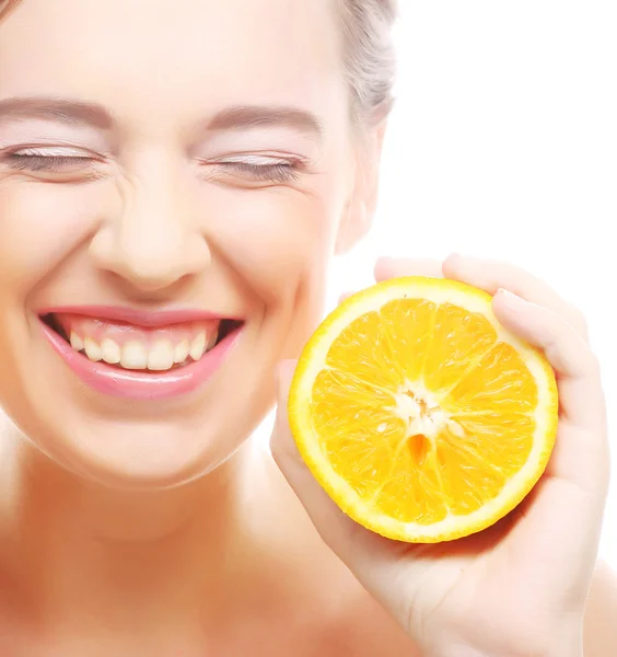 Mulher alegre com laranjas nas mãos — Fotografia de Stock