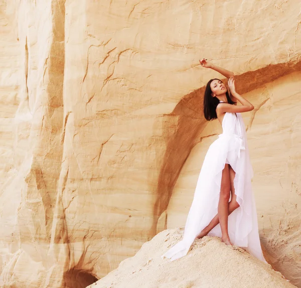 Woman in the desert — Stock Photo, Image