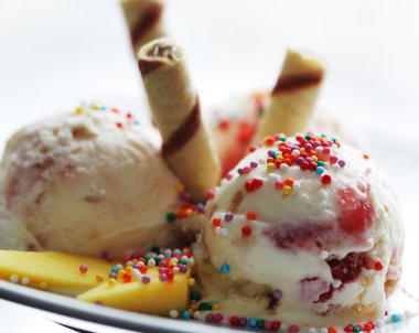 Mangolu çilekli dondurma.