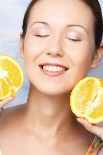 Mujer con naranjas en las manos —  Fotos de Stock