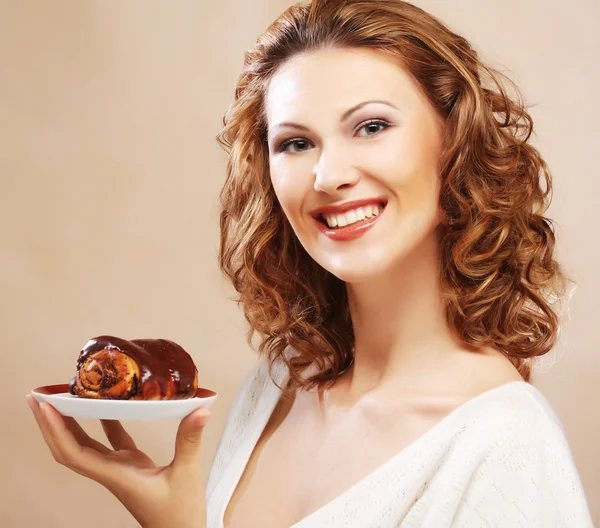 Смеющаяся женщина с тортом — стоковое фото