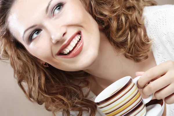 Mooie vrouw koffie drinken — Stockfoto