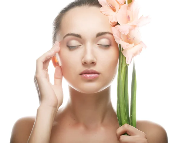 Femme avec des fleurs de gladiolus dans ses mains — Photo