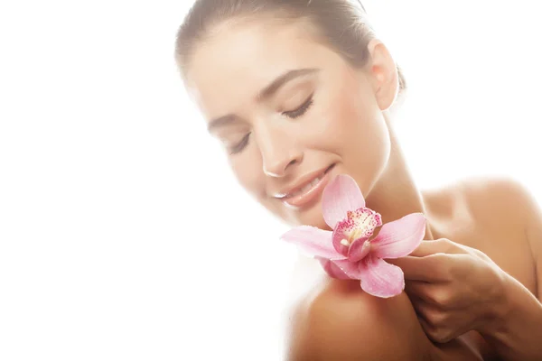 Mujer joven con orquídea rosa — Foto de Stock