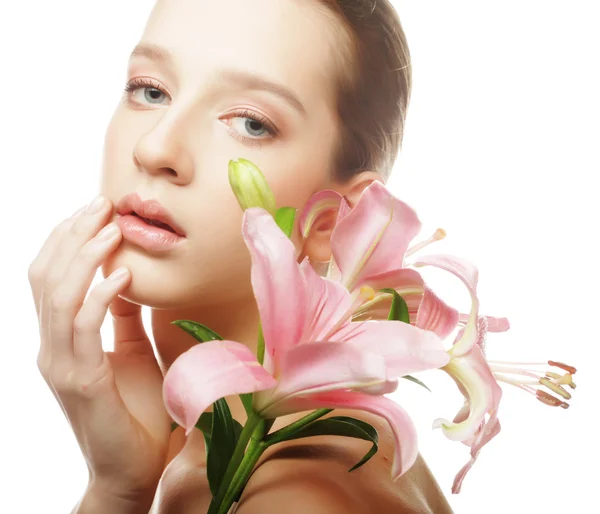 Jovem mulher bonita com flores de lírio . — Fotografia de Stock