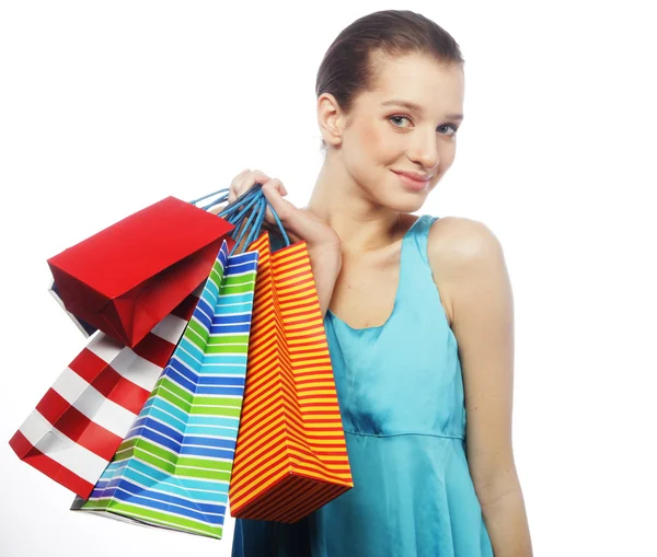 Retrato de uma jovem mulher deslumbrante carregando sacos de compras — Fotografia de Stock