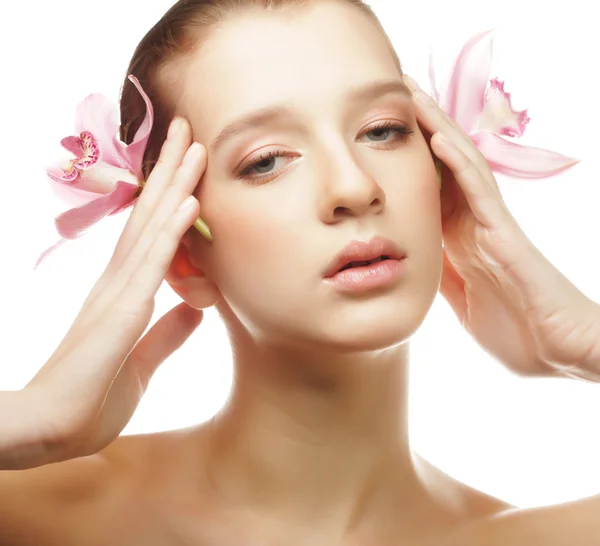 Mulher bonita com flores de orquídea . — Fotografia de Stock