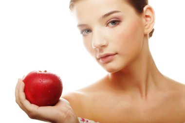 Elmalı çekici bir genç kadın.