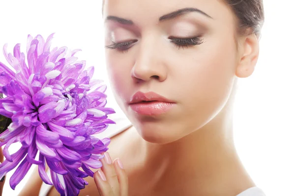 Woman portrait with chrysanthemum. Spa treatment. — Stock Photo, Image