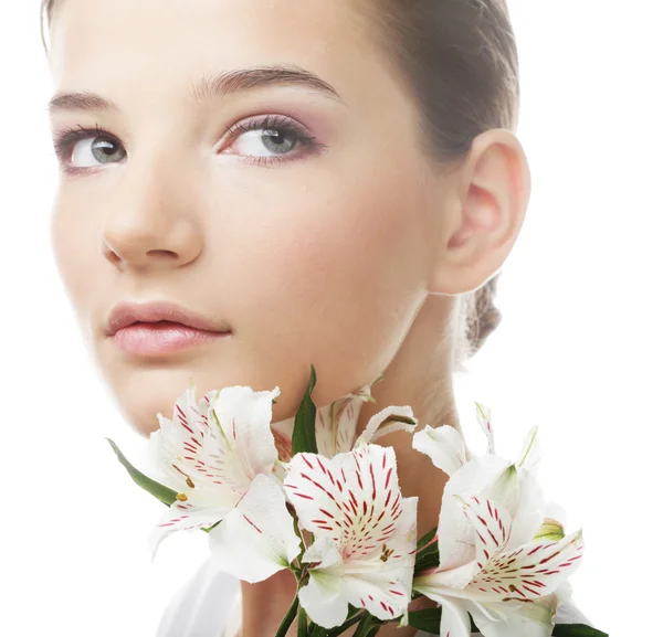 Mulher com flores brancas — Fotografia de Stock