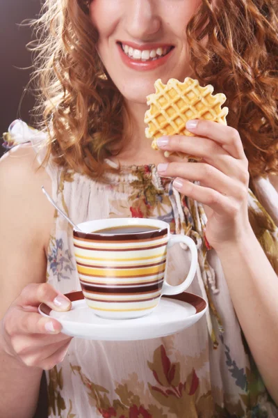 Mujer con café y galletas —  Fotos de Stock