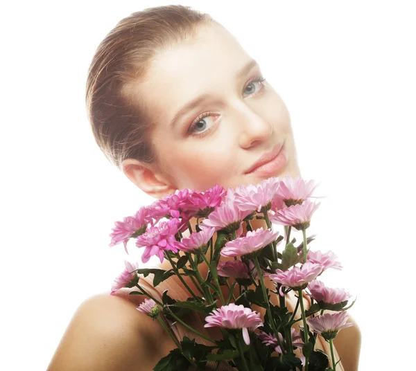 Retrato de mulher jovem com crisântemo rosa — Fotografia de Stock