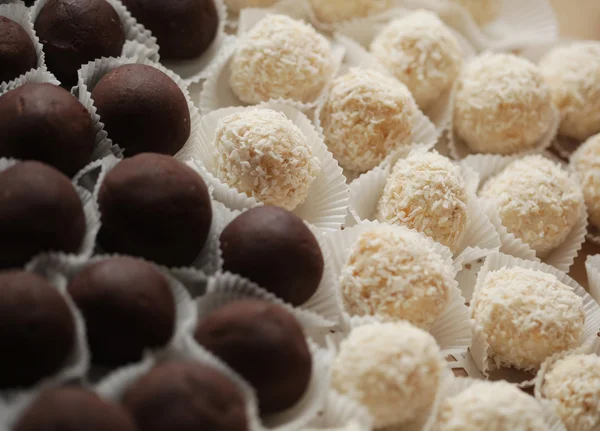 Odmiany słodkich pralin w czekoladzie — Zdjęcie stockowe