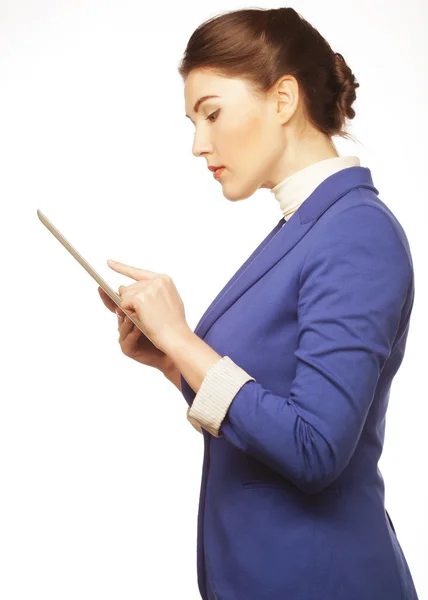 Mulher de negócios segurando um computador tablet — Fotografia de Stock