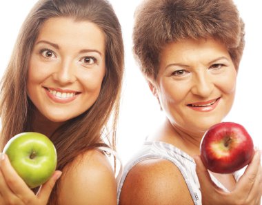 Orta yaş kadın elma Holding'in kızıyla birlikte