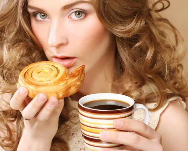 Femme avec café et biscuits — Photo