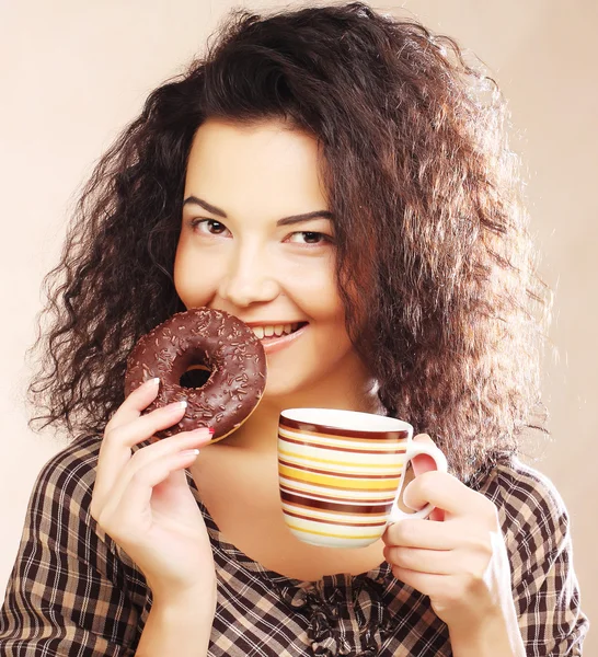 Mulher com café e biscoitos — Fotografia de Stock