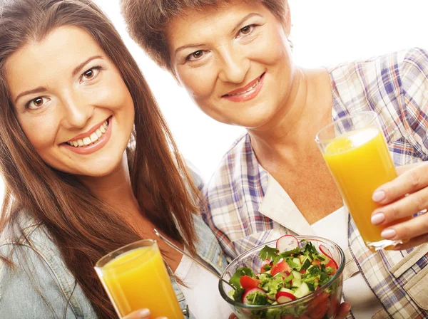 Duas mulheres com suco e salada — Fotografia de Stock