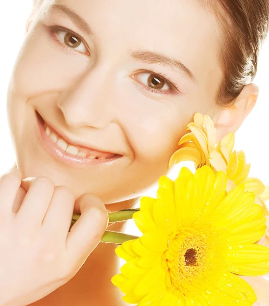 Jovem com flor de gerber — Fotografia de Stock