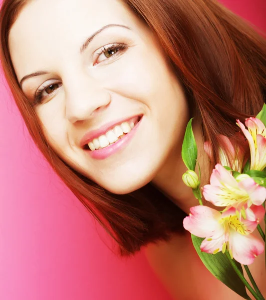 Jovem mulher bonita com flor rosa — Fotografia de Stock