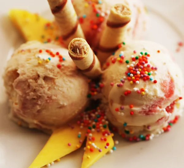 Strawberry ice cream — Stock Photo, Image