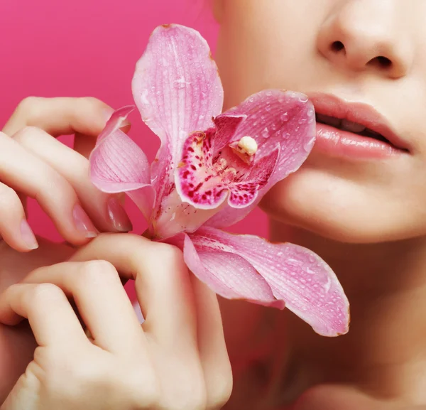 Mulher com flor de orquídea — Fotografia de Stock