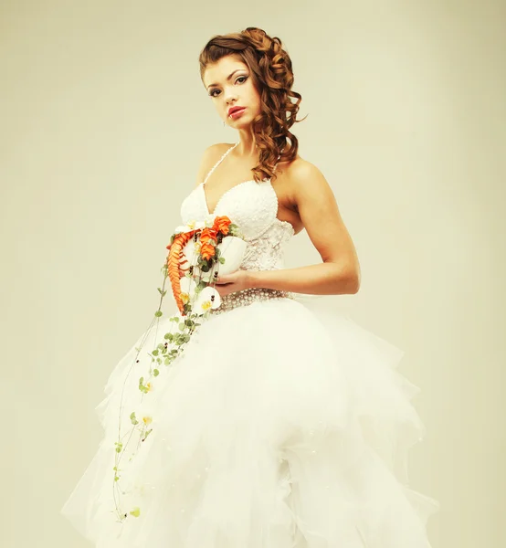 Hermosa novia en un vestido de novia de lujo — Foto de Stock