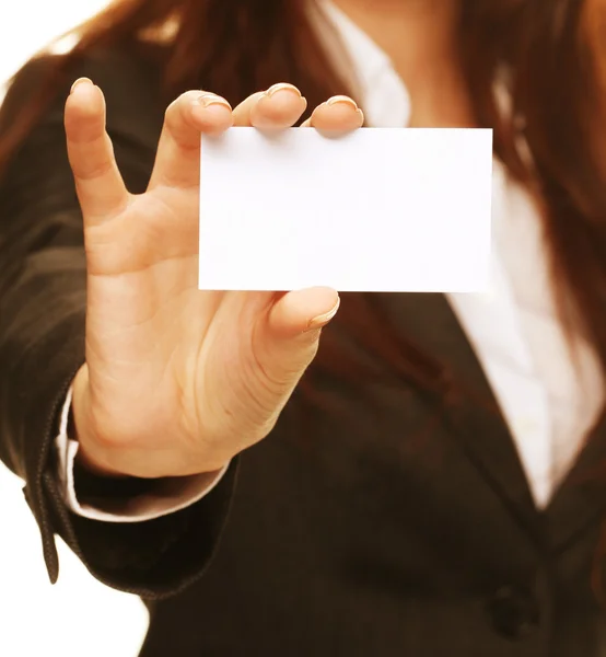 Mujer sosteniendo una tarjeta de visita y sonriendo — Foto de Stock